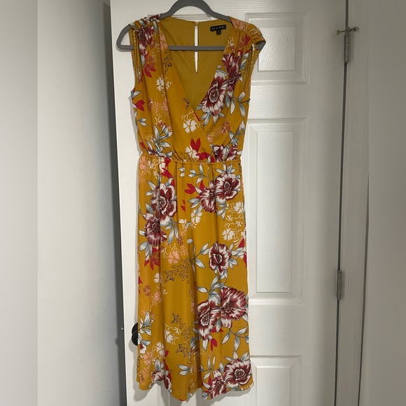 Beautiful romper. Like new 💫 - Picture 1 of 3